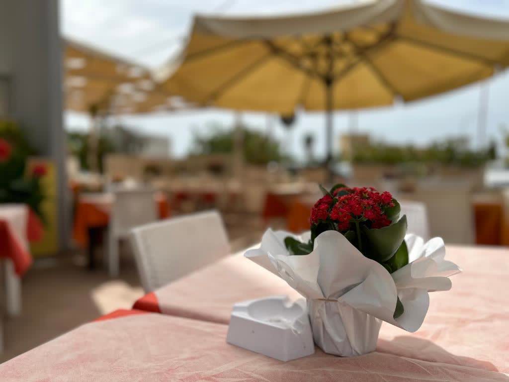 Hotel Costa Doro - Salve, tavoli apparecchiati sulla terrazza con ombrelloni