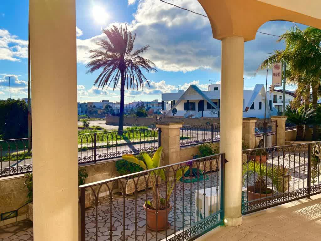 Terrazza dell'hotel con palme e cielo azzurro a Salve